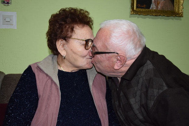 Драгица (88) и Димитрије (88) у браку су 71 годину: Воле се као првог дана, јутро започну пољупцем, а онда оду и на кафу до града 